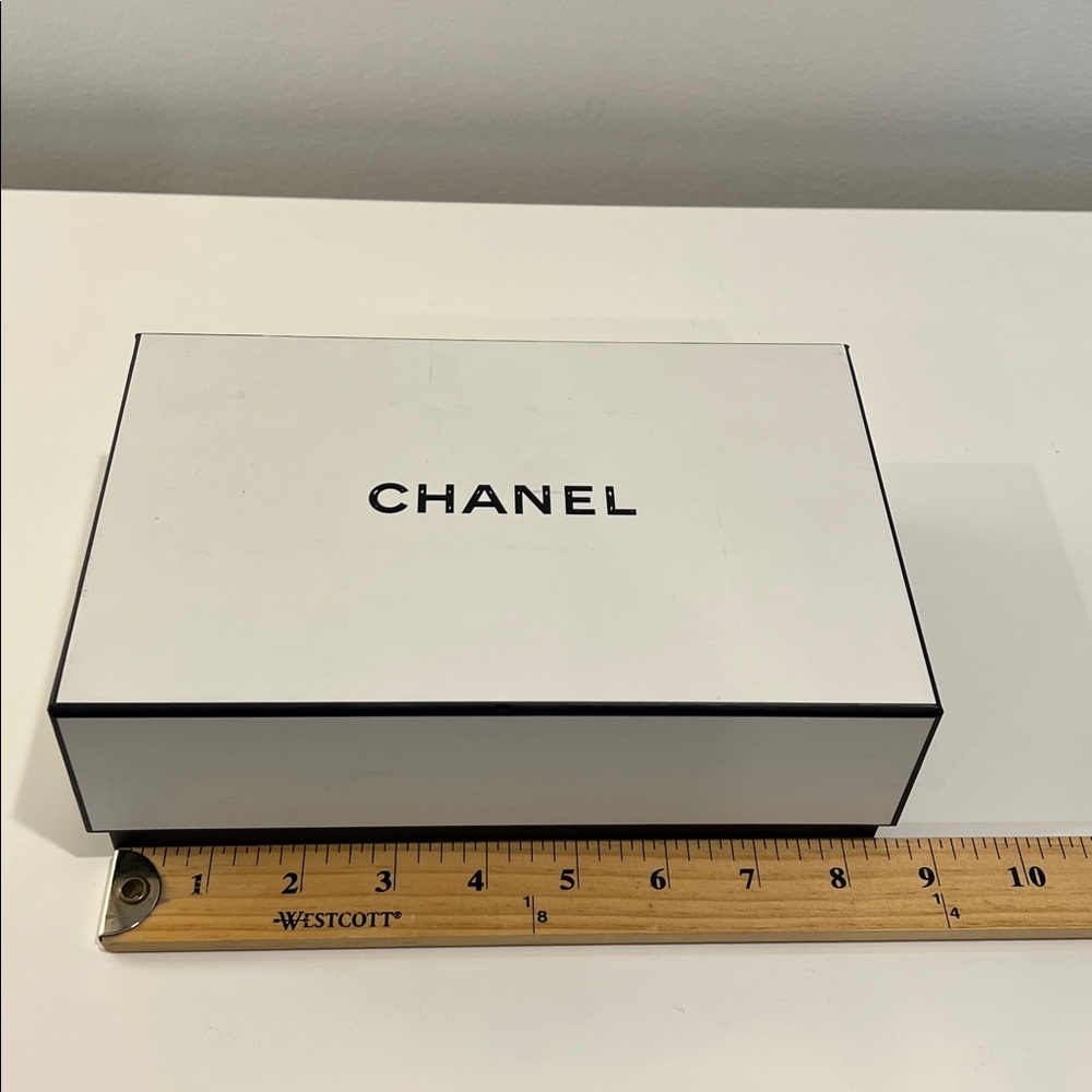 CHANEL Classic White and Black Box - Picture 4 of 5